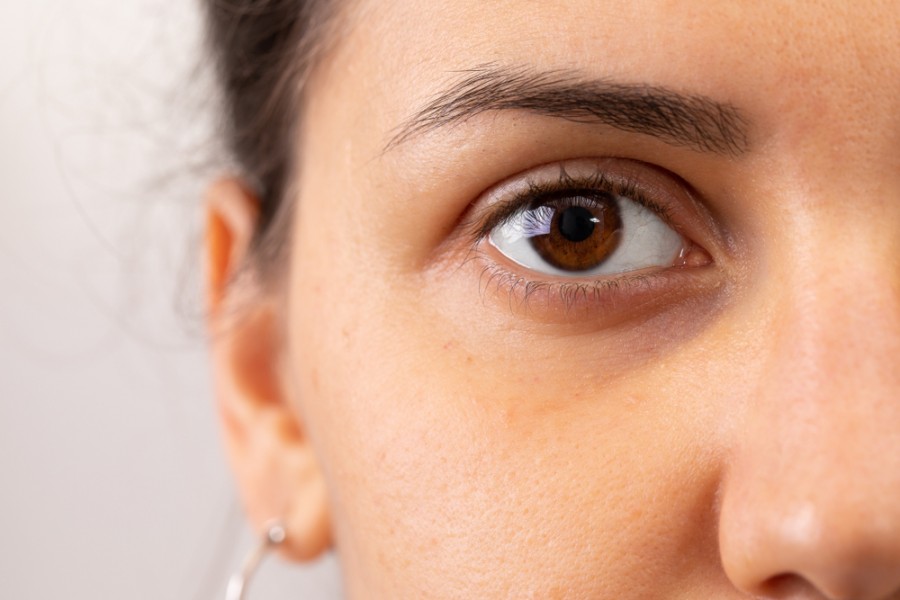 Qu'est-ce qui rend les yeux marron foncé si uniques ?