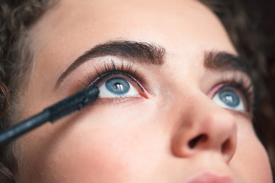 Comment réaliser un maquillage de soirée pour des yeux bleus ?