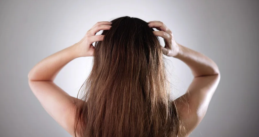 Comment se débarrasser des frisottis pour avoir des cheveux lisses ?