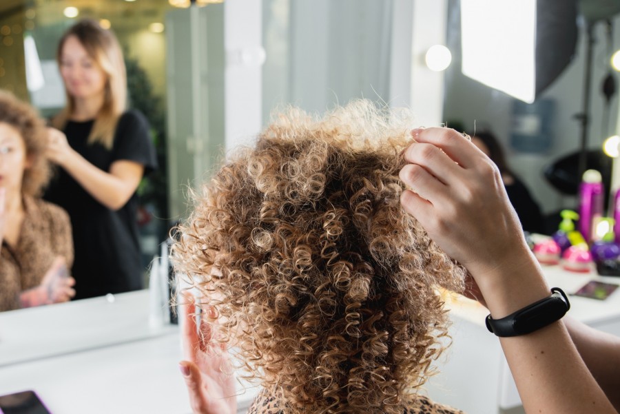 Comment choisir sa coupe pour des cheveux frisés naturels ?