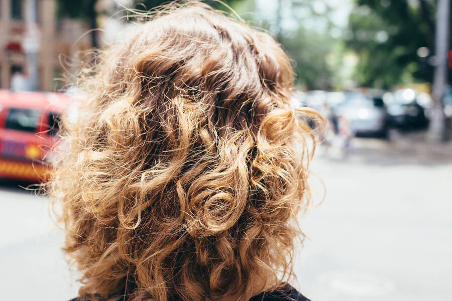 Pourquoi mes cheveux gonflent-ils ?