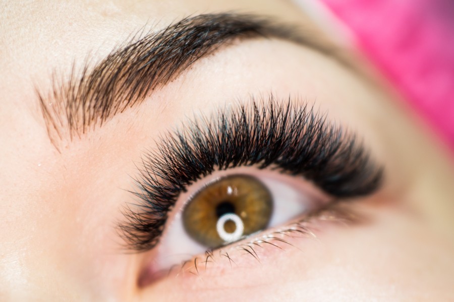 Quels sont les avantages des faux cils naturels par rapport aux faux cils classiques ?