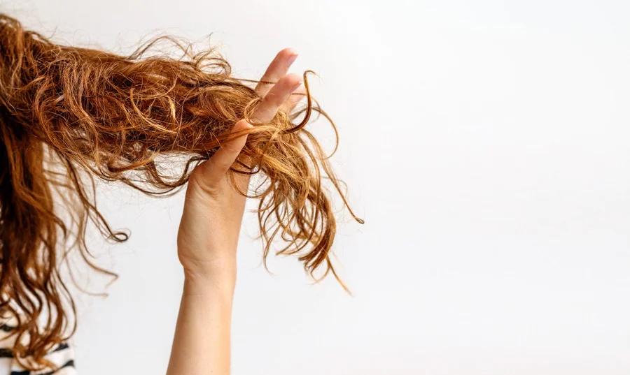 Qu'est-ce que les frisottis sur cheveux lisses ?