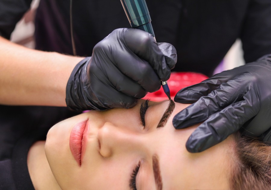 Découvrir l'art du tatouage des sourcils : ce qu'il faut savoir